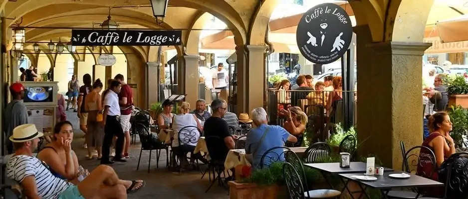 Noblesse Yachts People in Tuscany enjoy good food and wine