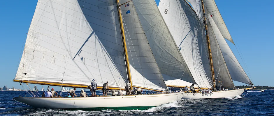 Noblesse Yachts Halloween vs Moonbeam