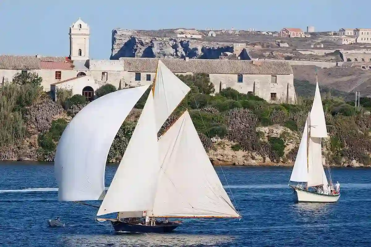 Gaffelsegler vor Mahon