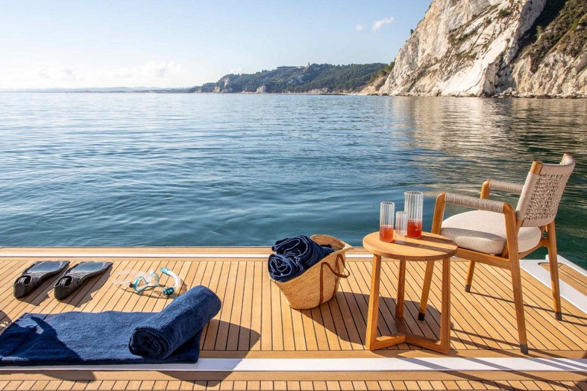 Yacht Acqua Ferretti Charter