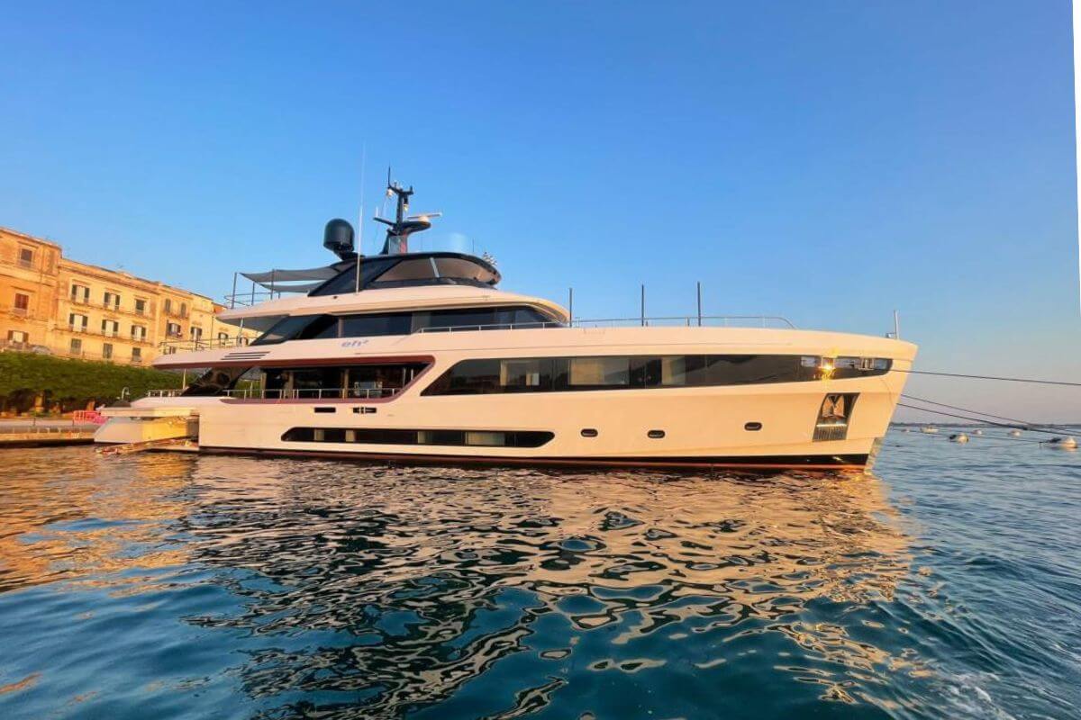 Yacht EH2