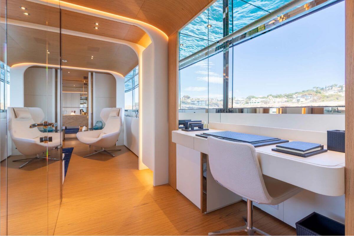 Yacht EH2